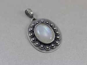 chileart biżuteria autorska kamień księżycowy srebro wisior oksydowany kwiat